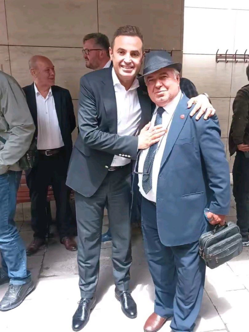 &rsquo;Şapkalı muhtar&rsquo; yine şapka &ccedil;ıkarttı: Davulcu bulamayan muhtar kendisi &ccedil;almaya başladı
