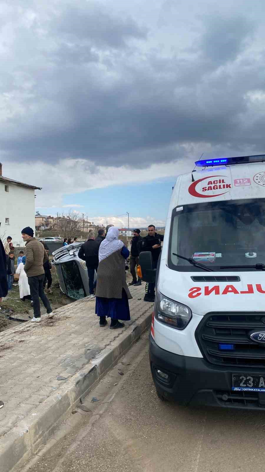 Hafif ticari ara&ccedil; şarampole devrildi: 1 yaralı
