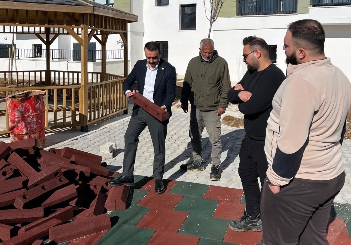 Kaymakam Pelvan deprem konutlarında incelemelerde bulundu
