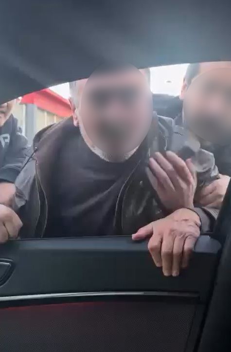 Esenyurt&rsquo;ta yol verme tartışmasında ara&ccedil;tan inen s&uuml;r&uuml;c&uuml; ve yolcuya para cezası
