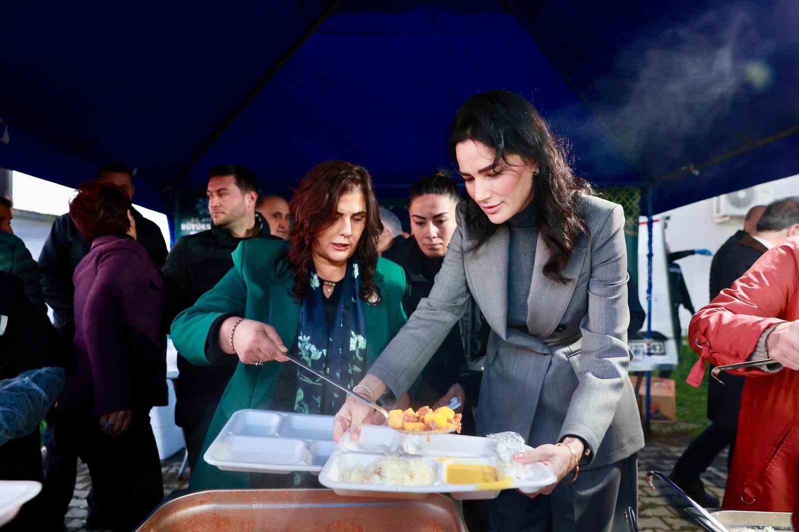 Başkan &Ccedil;er&ccedil;ioğlu İncirliova&rsquo;da kurulan iftar sofrasında vatandaşlarla bir araya geldi
