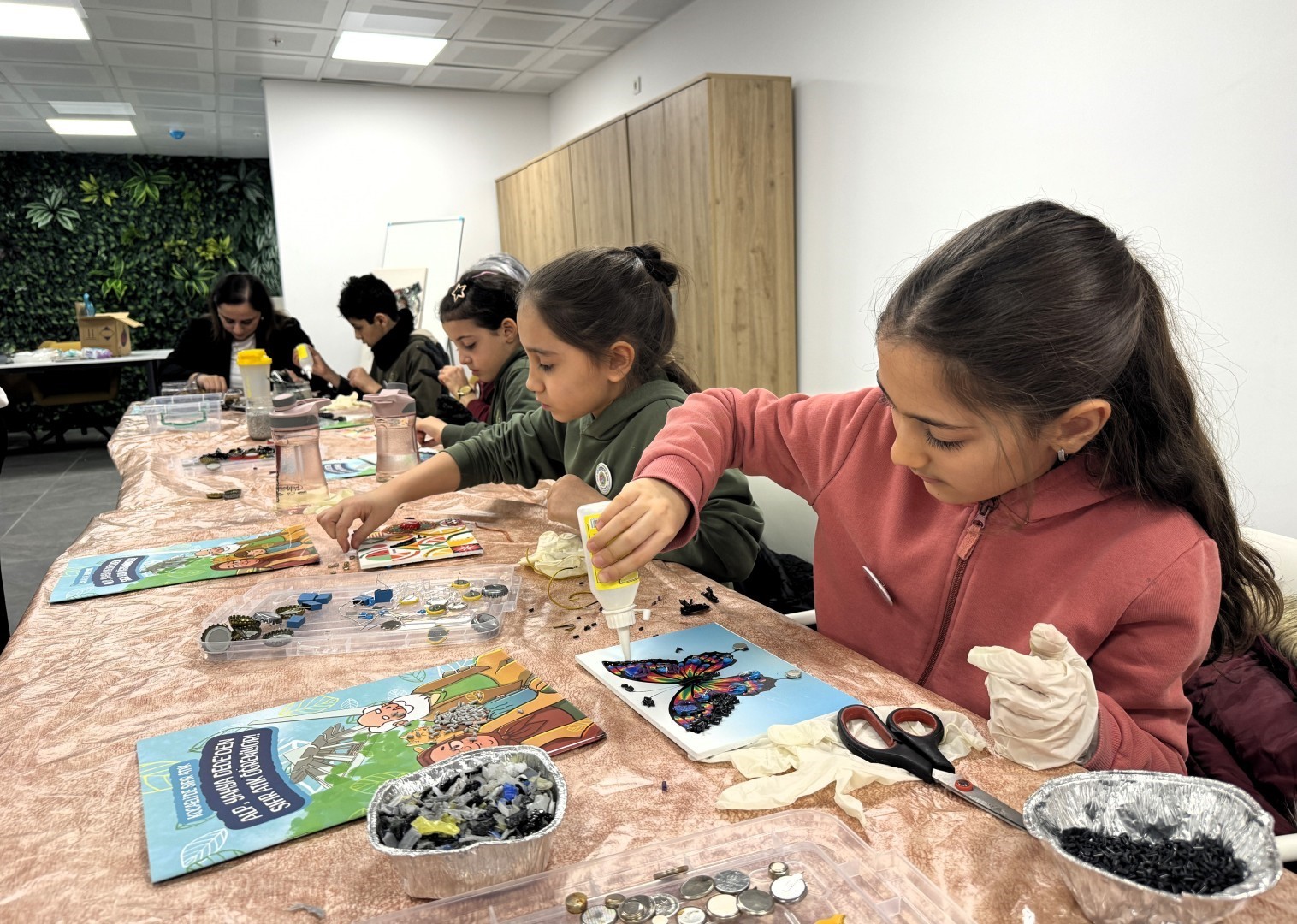 İlkokul &ouml;ğrencileri elektronik atıklardan tablo yaptı
