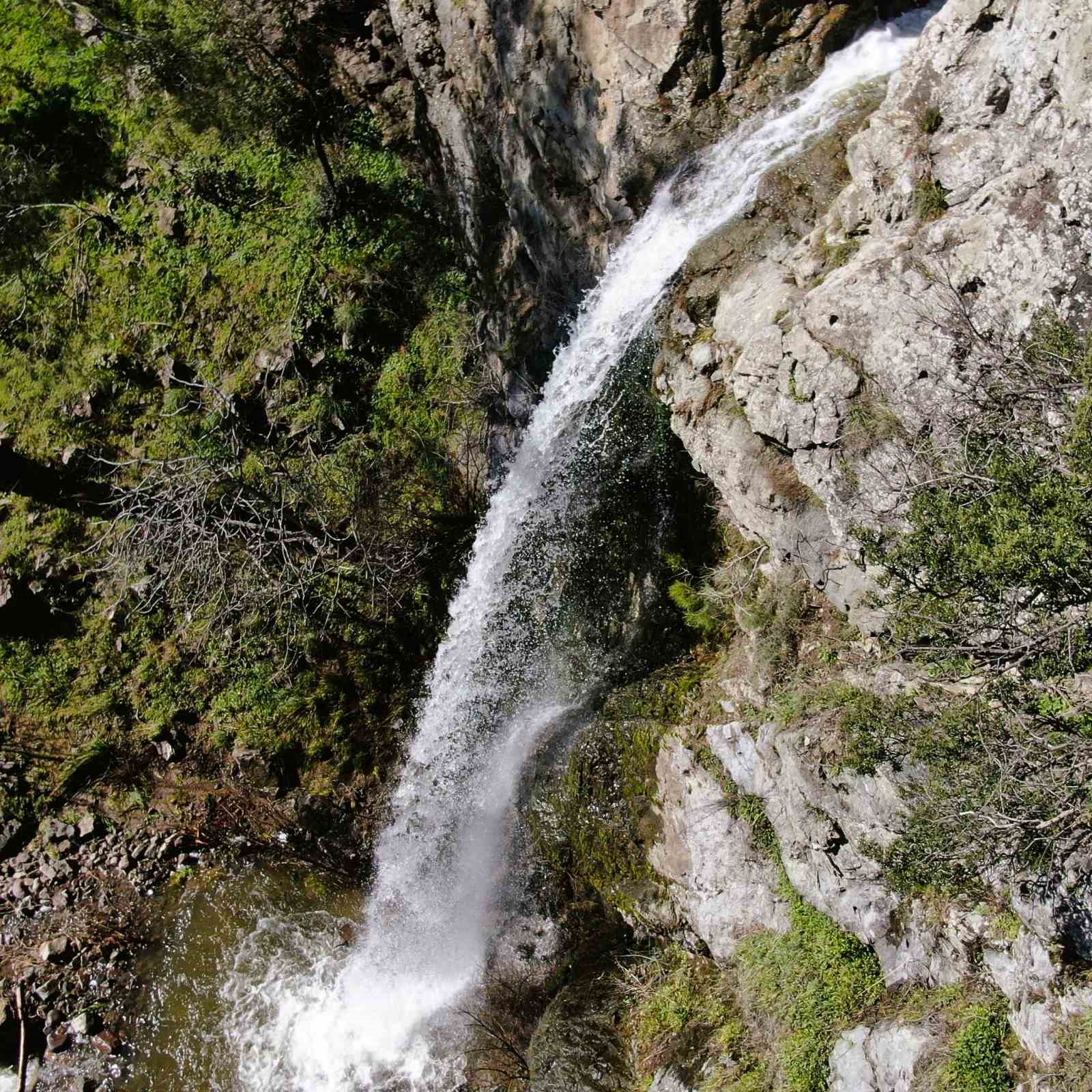 İzmir&rsquo;de yağışların ardından Sancaklı Şelalesi coştu
