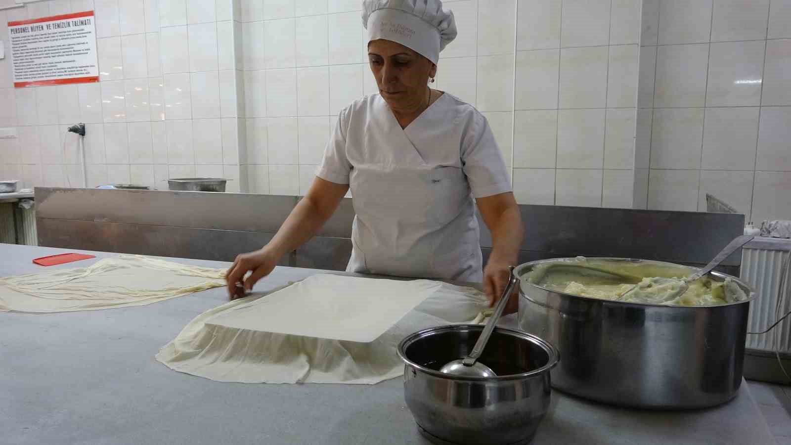 Karadeniz&rsquo;in &ouml;ne &ccedil;ıkan tatlıları arasında yerini alan Laz b&ouml;reği ve gocaman gerdanı Ramazan&rsquo;da daha &ccedil;ok ilgi g&ouml;r&uuml;yor
