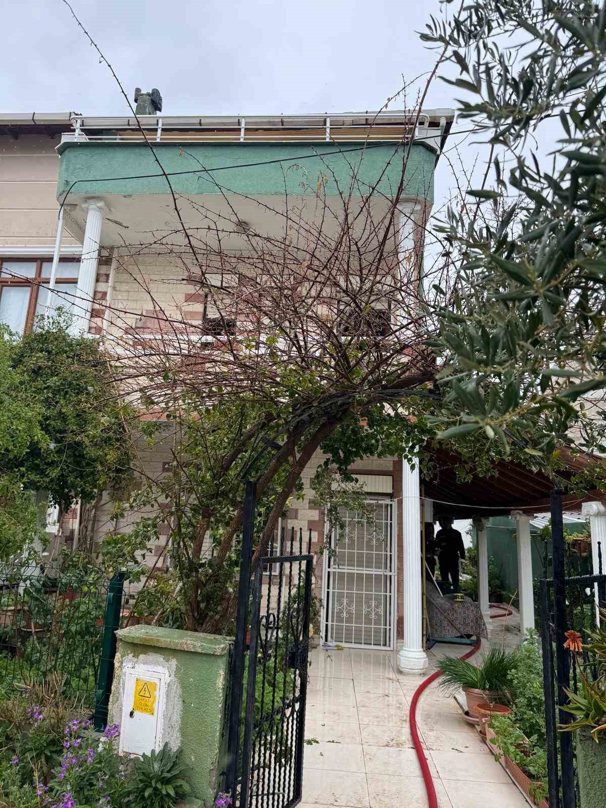 İzmir&rsquo;de &ccedil;ıkan ev yangınında bir kişi hayatını kaybetti
