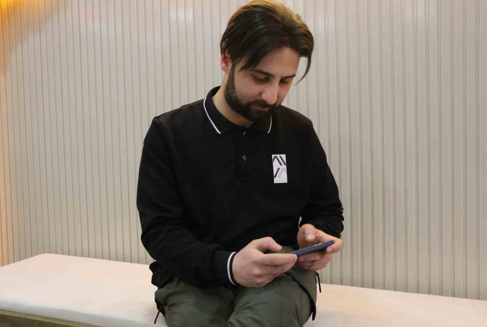 Arazide tek başına yürüyen yavru vaşak, sürüden ayrılan pengueni hatırlattı