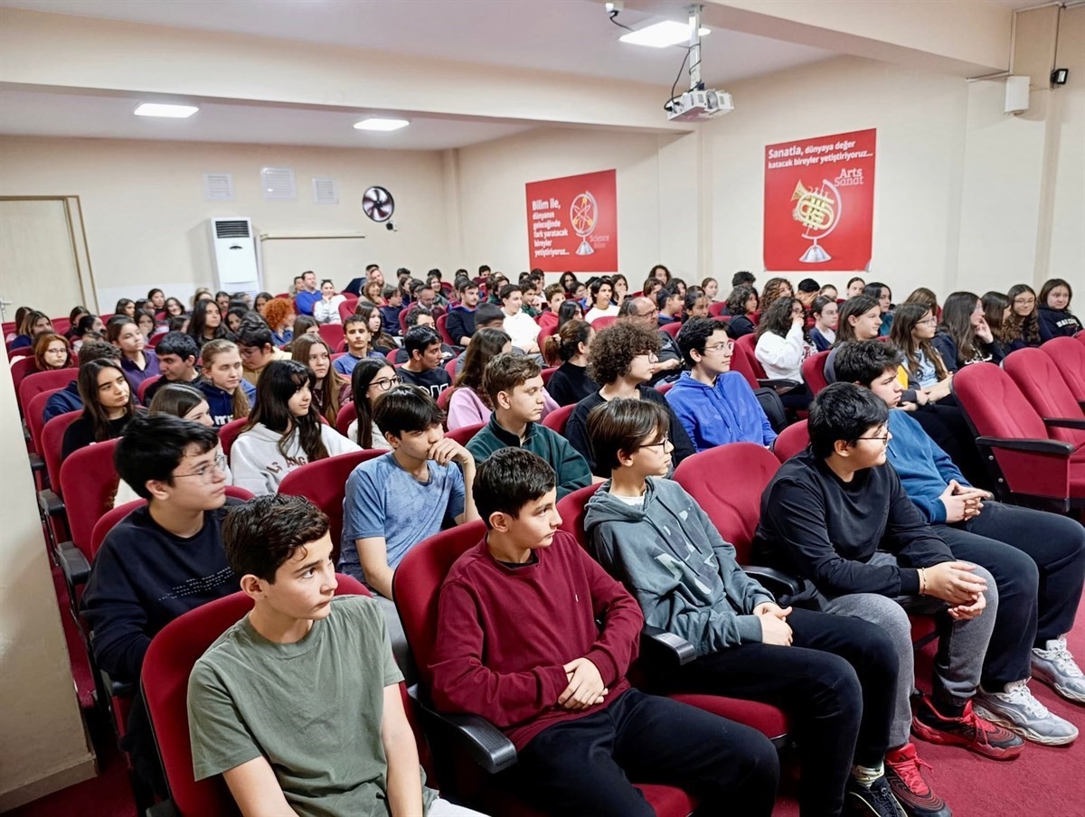 İncirliova Kaymakamı Abay, &ouml;ğrencilerle Kariyer G&uuml;nleri&rsquo;nde buluştu
