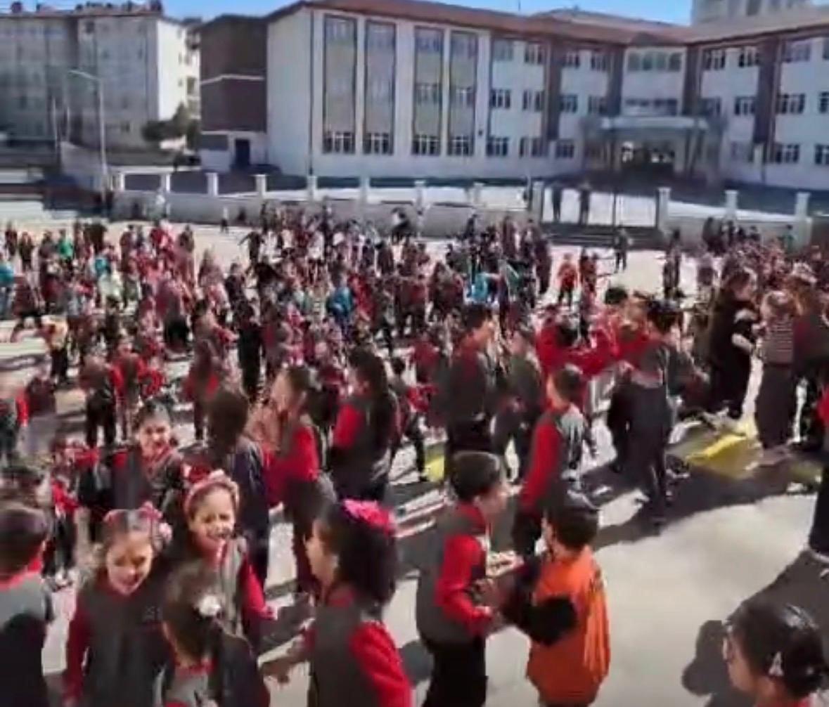 Dalga dalga büyüyen ilahi furyasına Kayseri de katıldı