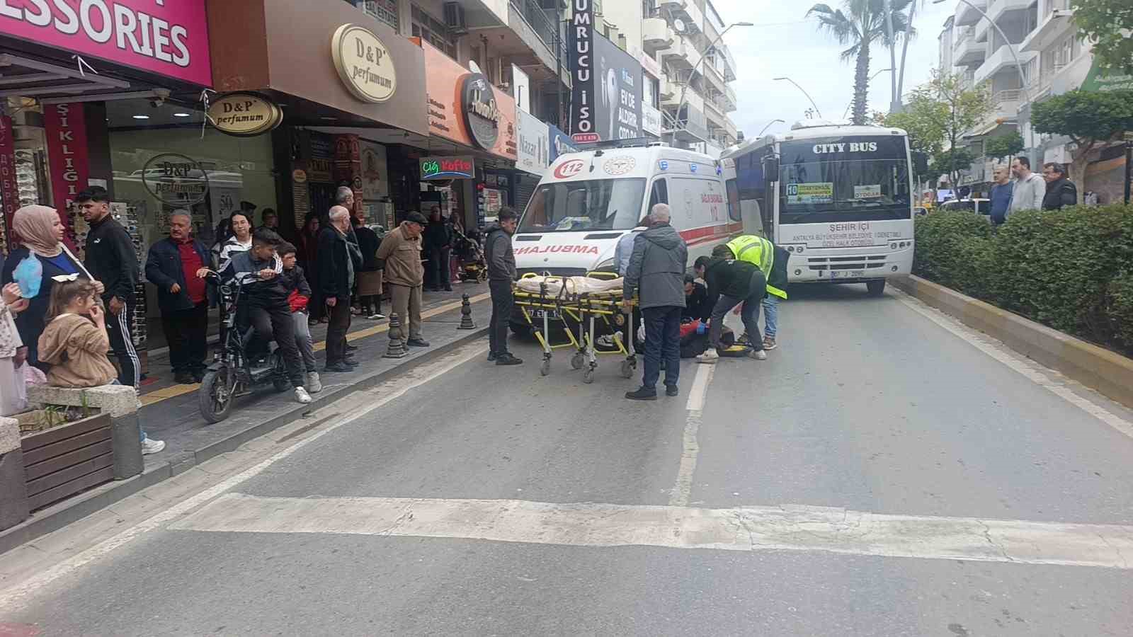 Yayalara yol veren otomobile motosikletle arkadan &ccedil;arptı: 1 yaralı
