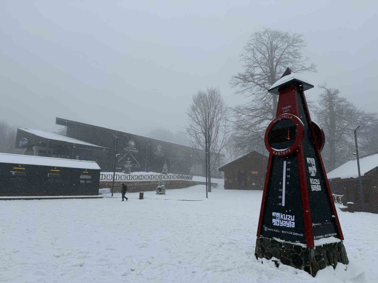 Kartepe&rsquo;de lapa lapa kar yağıyor
