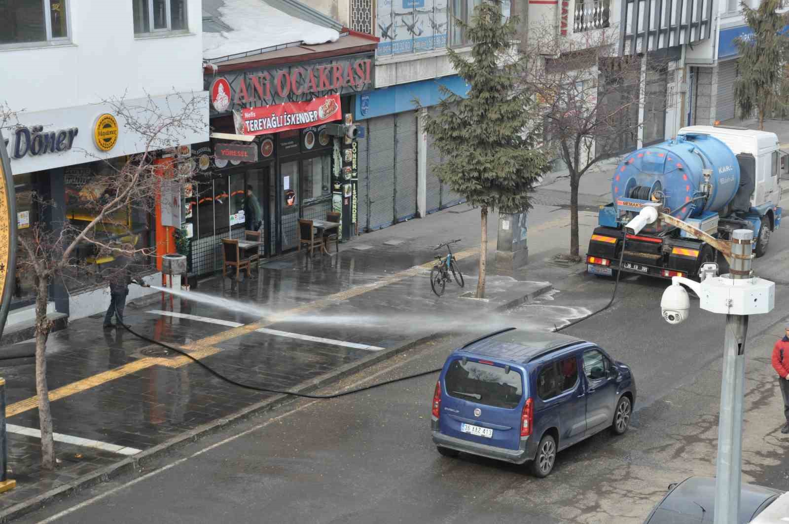 Kars&rsquo;ta kaldırımlar tazyikli suyla yıkanıyor
