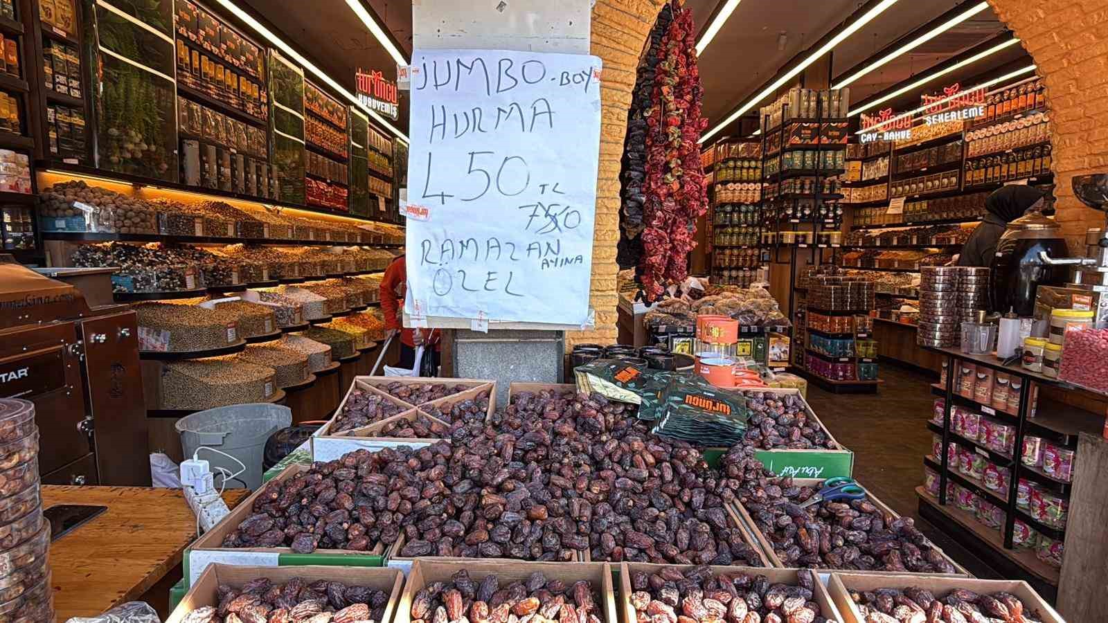 Diyarbakır’da Ramazan ayında ’hurma’ tezgahlarına yoğun ilgi