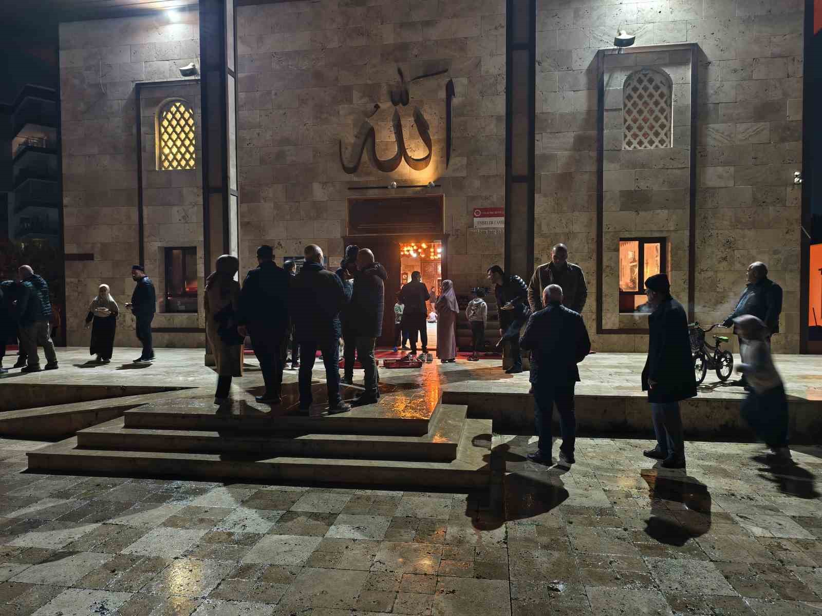 Manisa&rsquo;da teravih sonrası &ccedil;ocuklara s&uuml;rpriz
