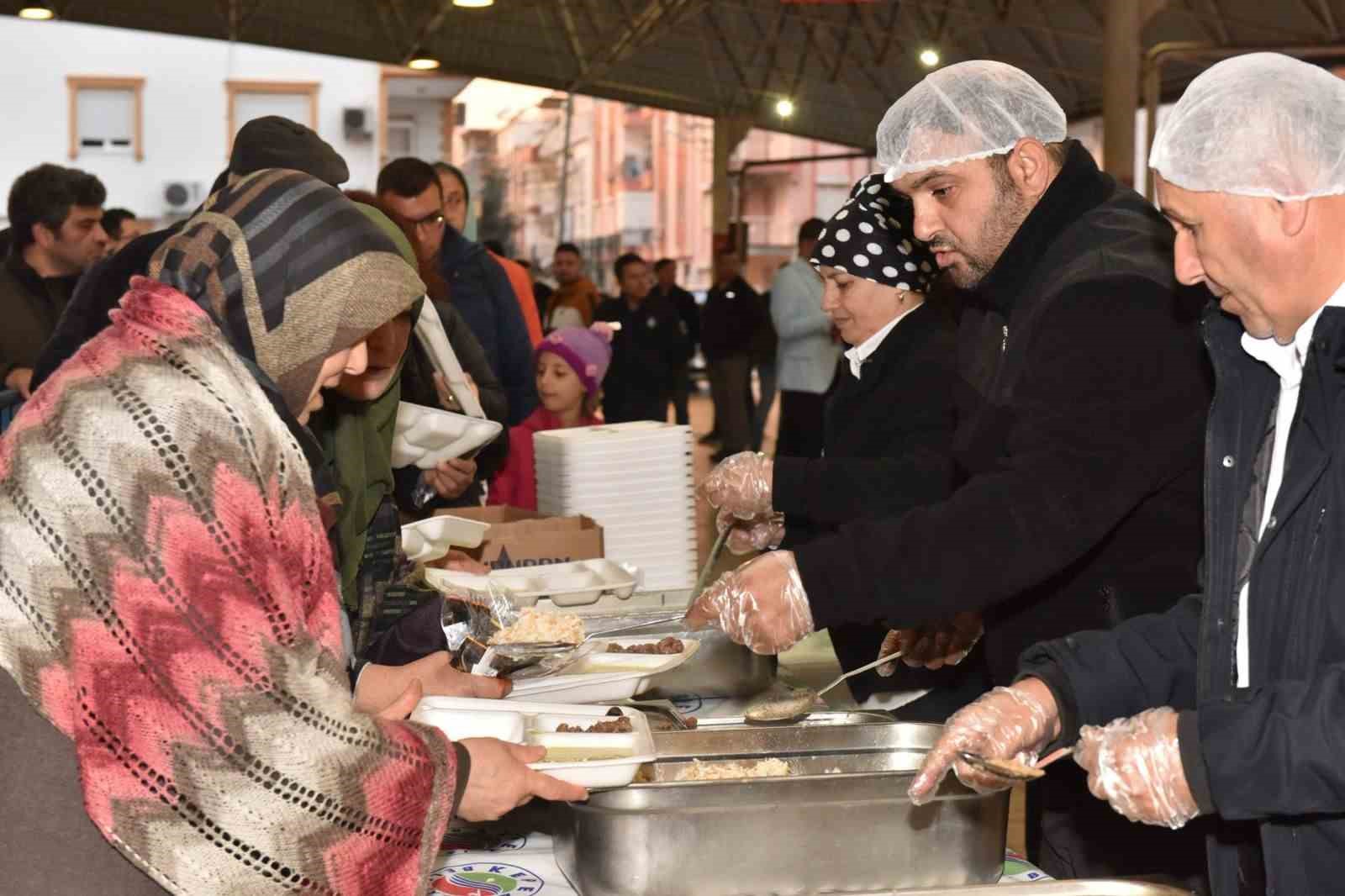 Kepez&rsquo;de Ramazan bereketi iftar sofraları kuruldu, lokmalar dağıtıldı
