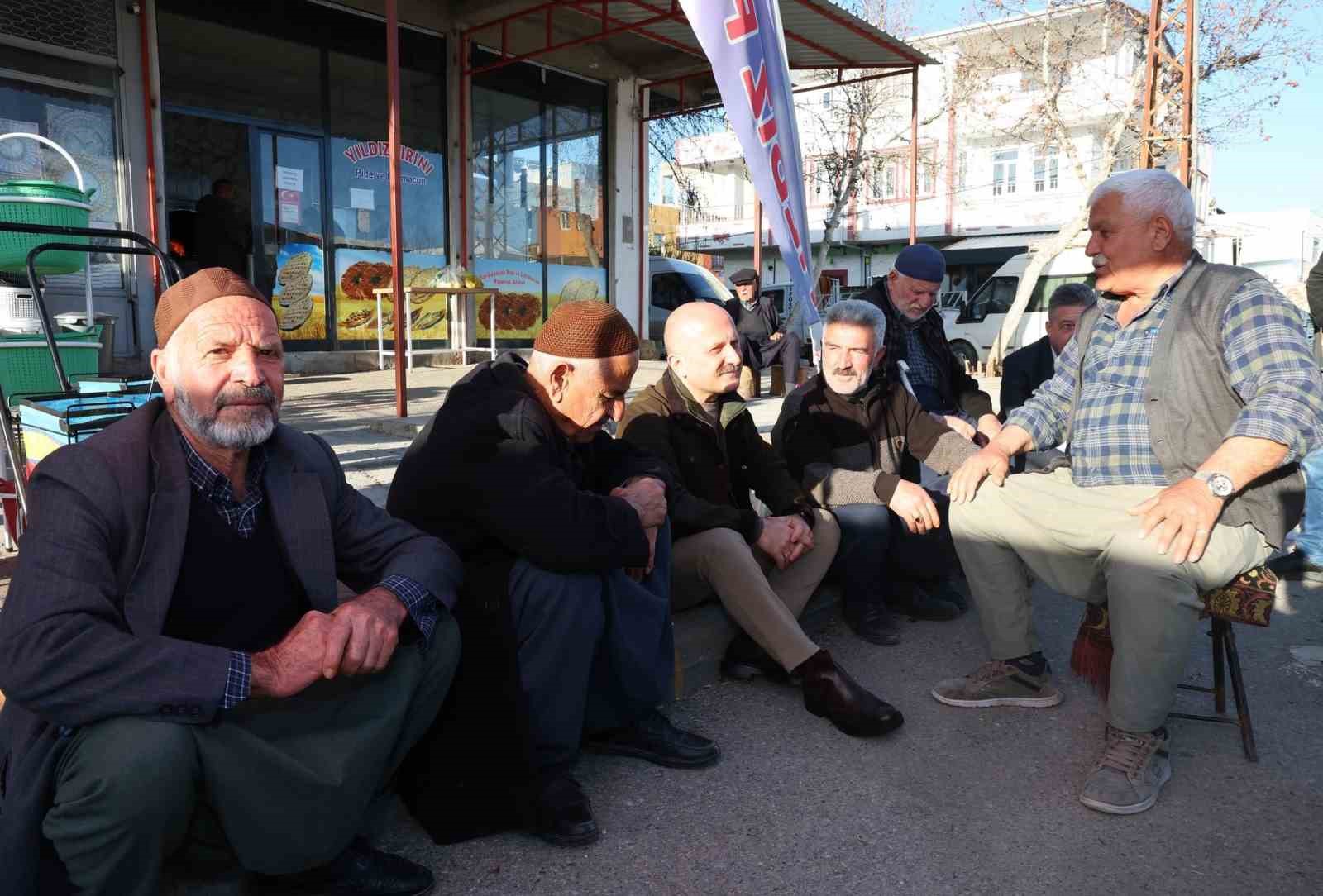 Vali Osman Varol semt pazarında vatandaş ve pazarcılarla buluştu