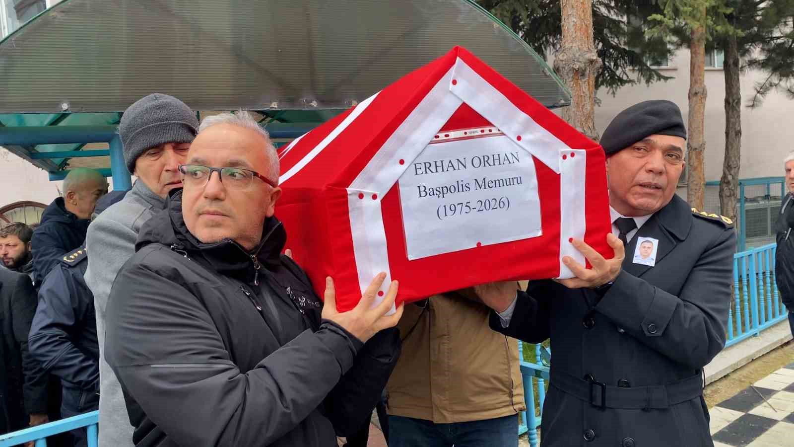 Kalp krizine yenik d&uuml;şen polis memuru memleketinde son yolculuğuna uğurlandı
