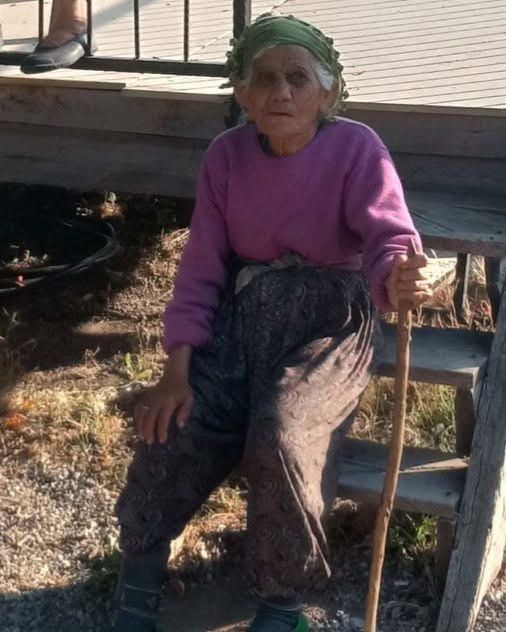 Ke&ccedil;ilerin peşinden gidip kaya yarığına sıkışan Ayşe teyze komşularını dinlememiş
