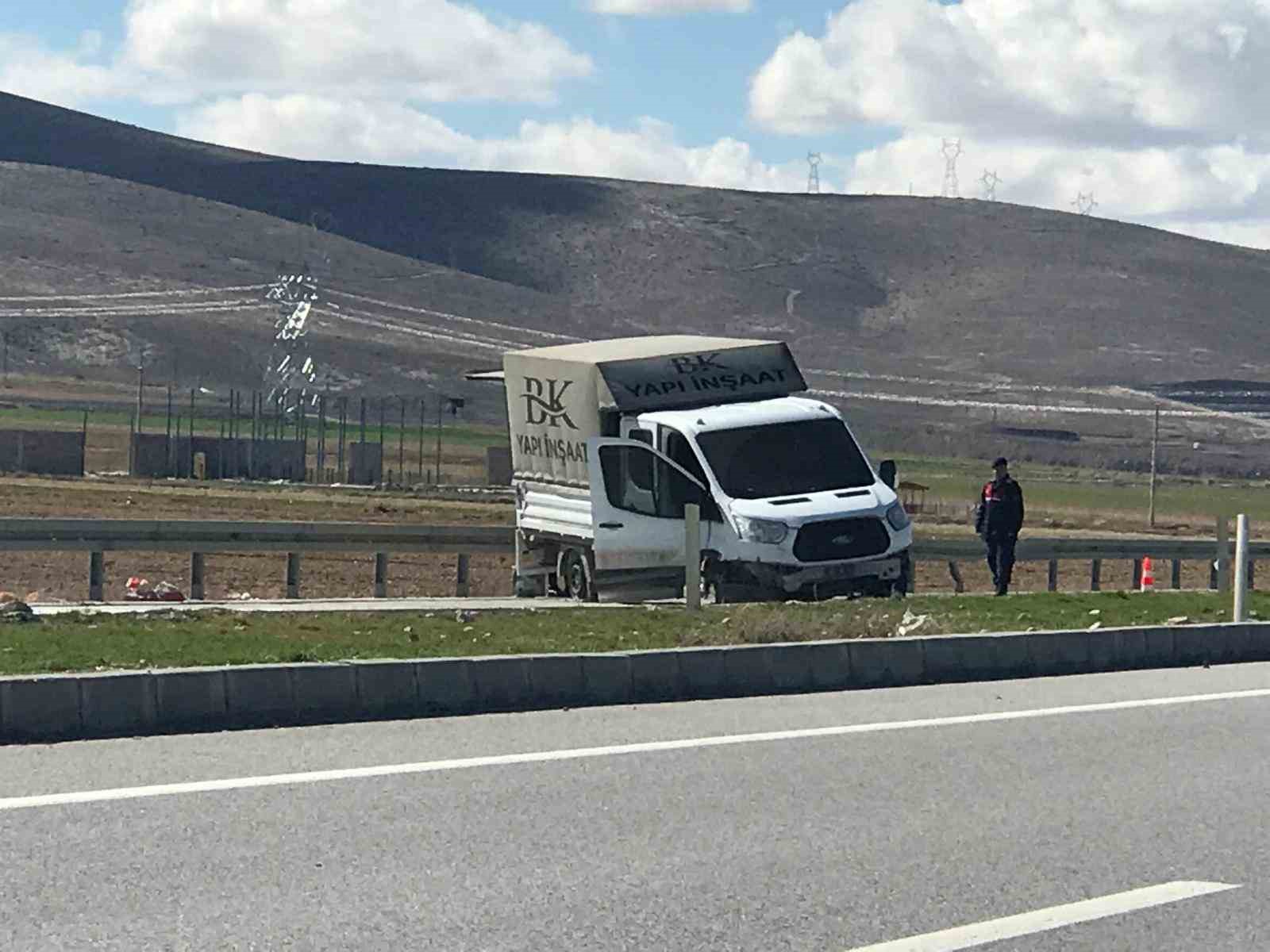 Kontrolden &ccedil;ıkan kamyonet bariyerlere &ccedil;arptı: 1 yaralı
