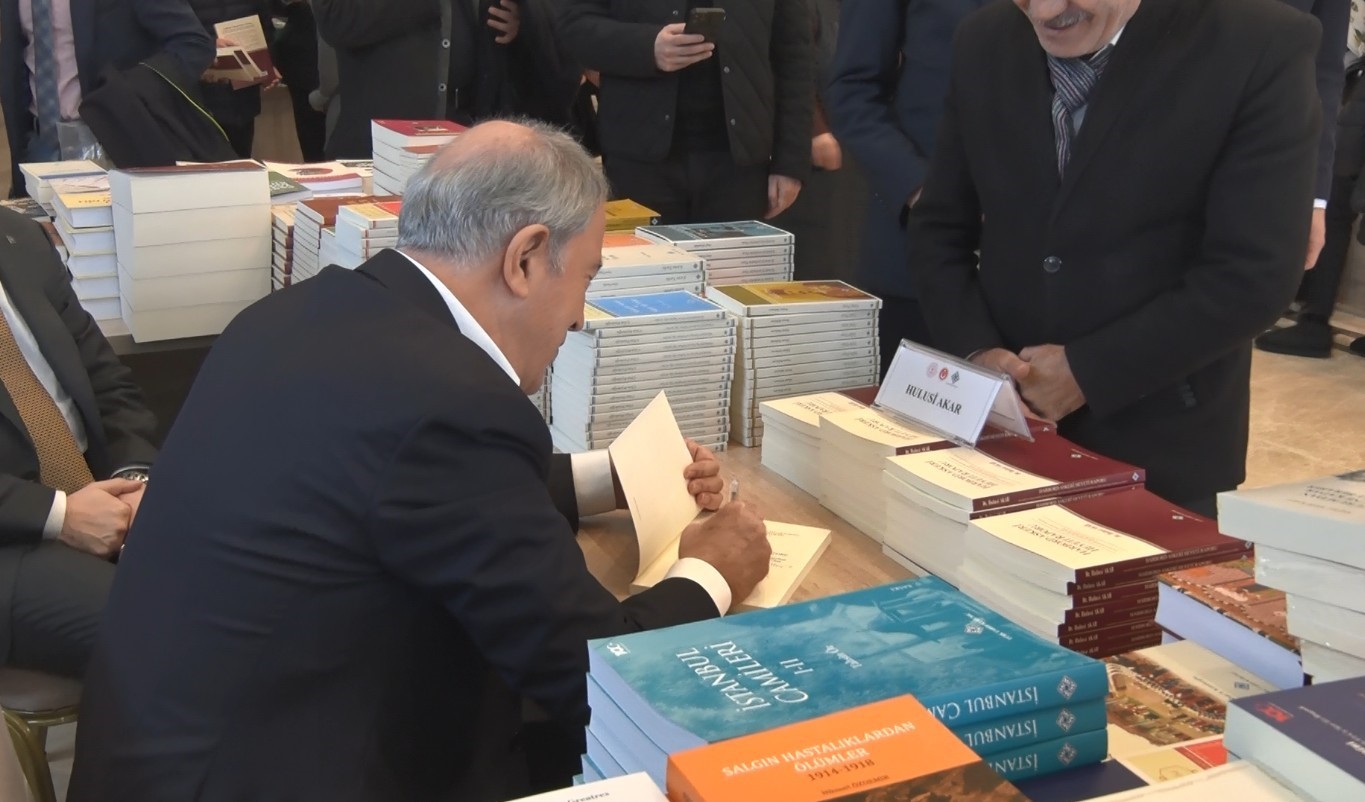 Hulusi Akar &lsquo;K&uuml;lliye&rsquo;de Ramazan Kitap G&uuml;nleri&rsquo;nde okurlarıyla buluştu
