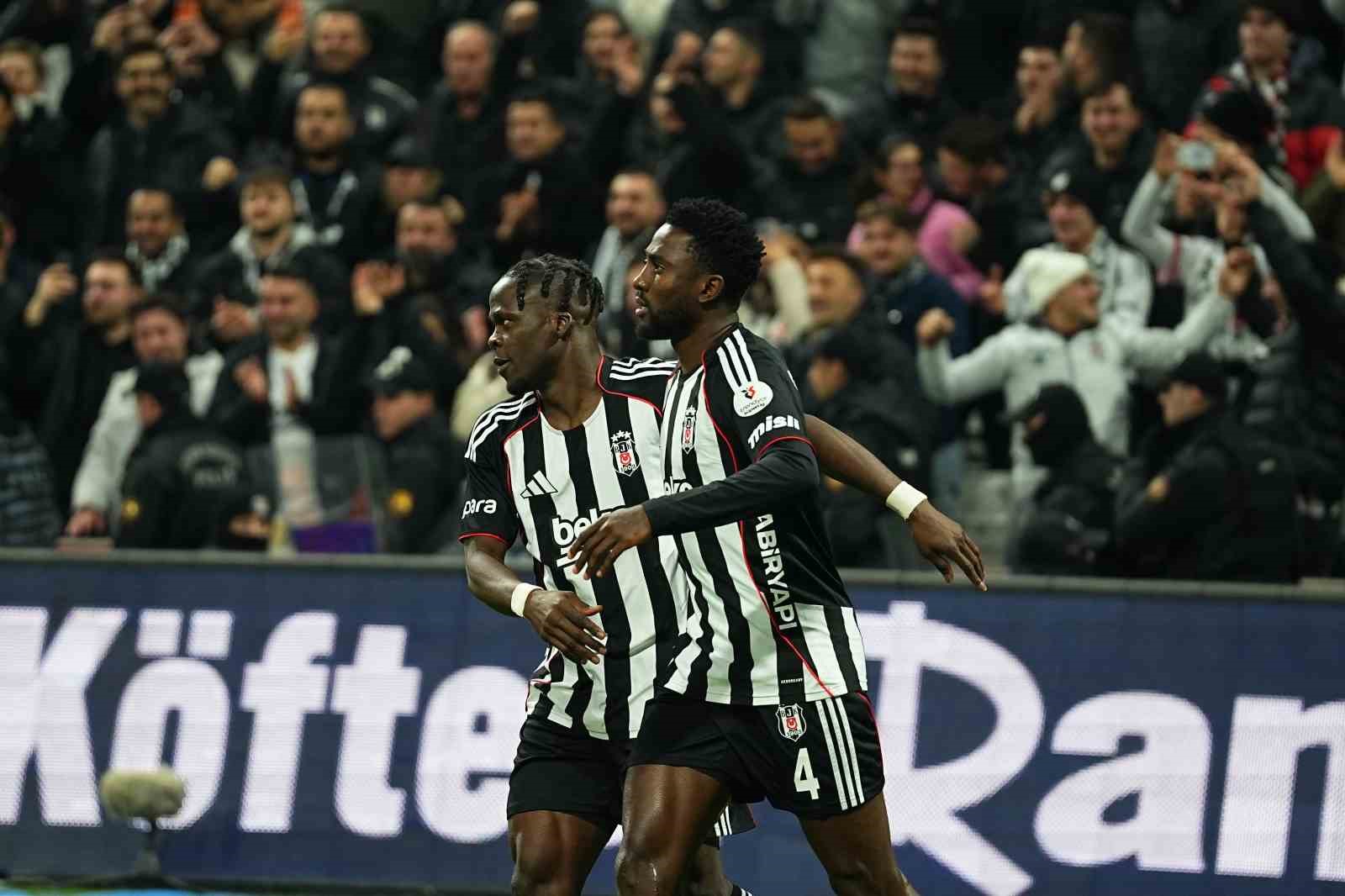 Trendyol S&uuml;per Lig: Beşiktaş: 1 - G&ouml;ztepe: 0 (Ma&ccedil; devam ediyor)
