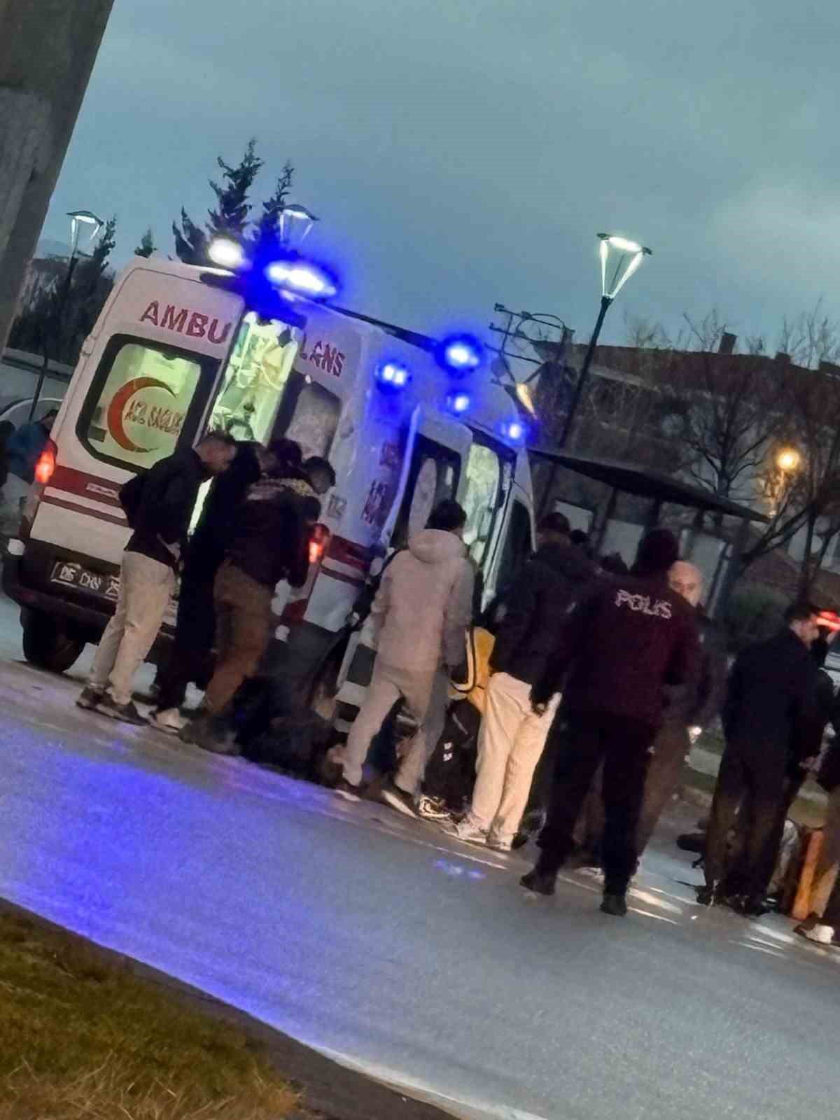 Ankara&rsquo;da dengesini kaybeden motokurye yola savruldu
