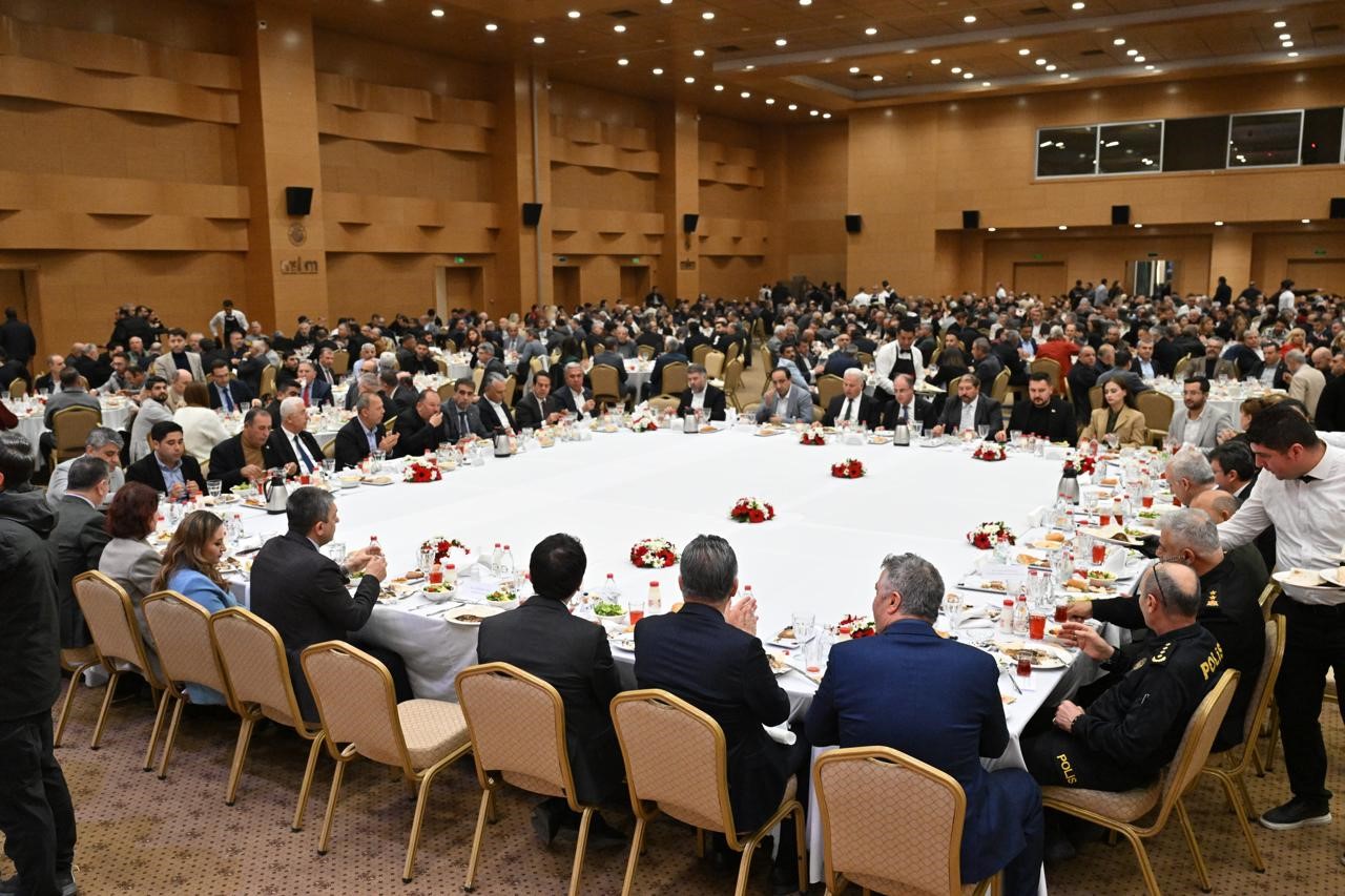 Antalya protokol&uuml; ve oda başkanları iftarda buluştu
