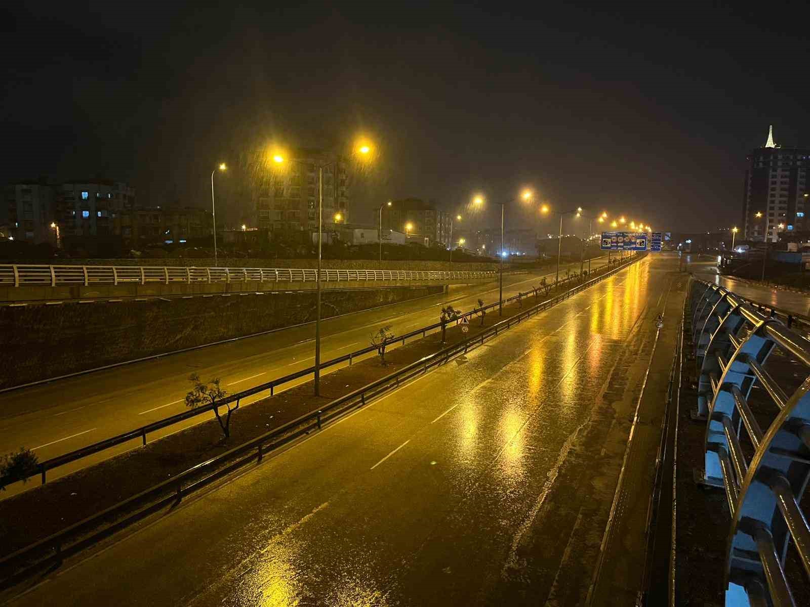 Hatay’da kuvvetli yağış etkisini hissettiriyor