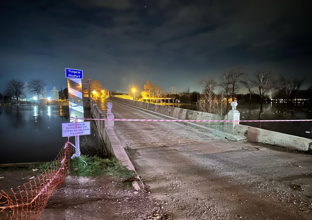 Edirne’de nehirlerde taşkın riski: Tunca ve Meriç Köprüsü ulaşıma kapatıldı