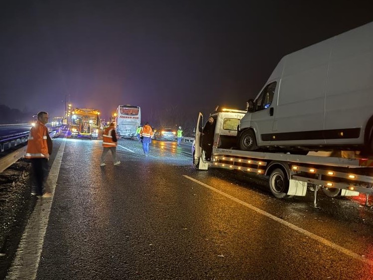 Sakarya&rsquo;da 16 aracın karıştığı zincirleme kazada 4&rsquo;&uuml; ağır 13 yaralı: Olay yeri b&ouml;yle g&ouml;r&uuml;nt&uuml;lendi
