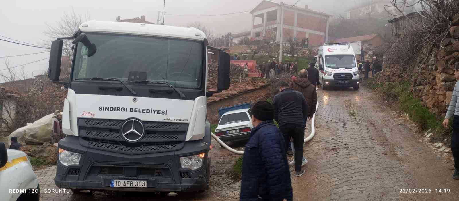 Sındırgı&rsquo;da bitişik iki ev alevlere teslim oldu: 1 yaralı
