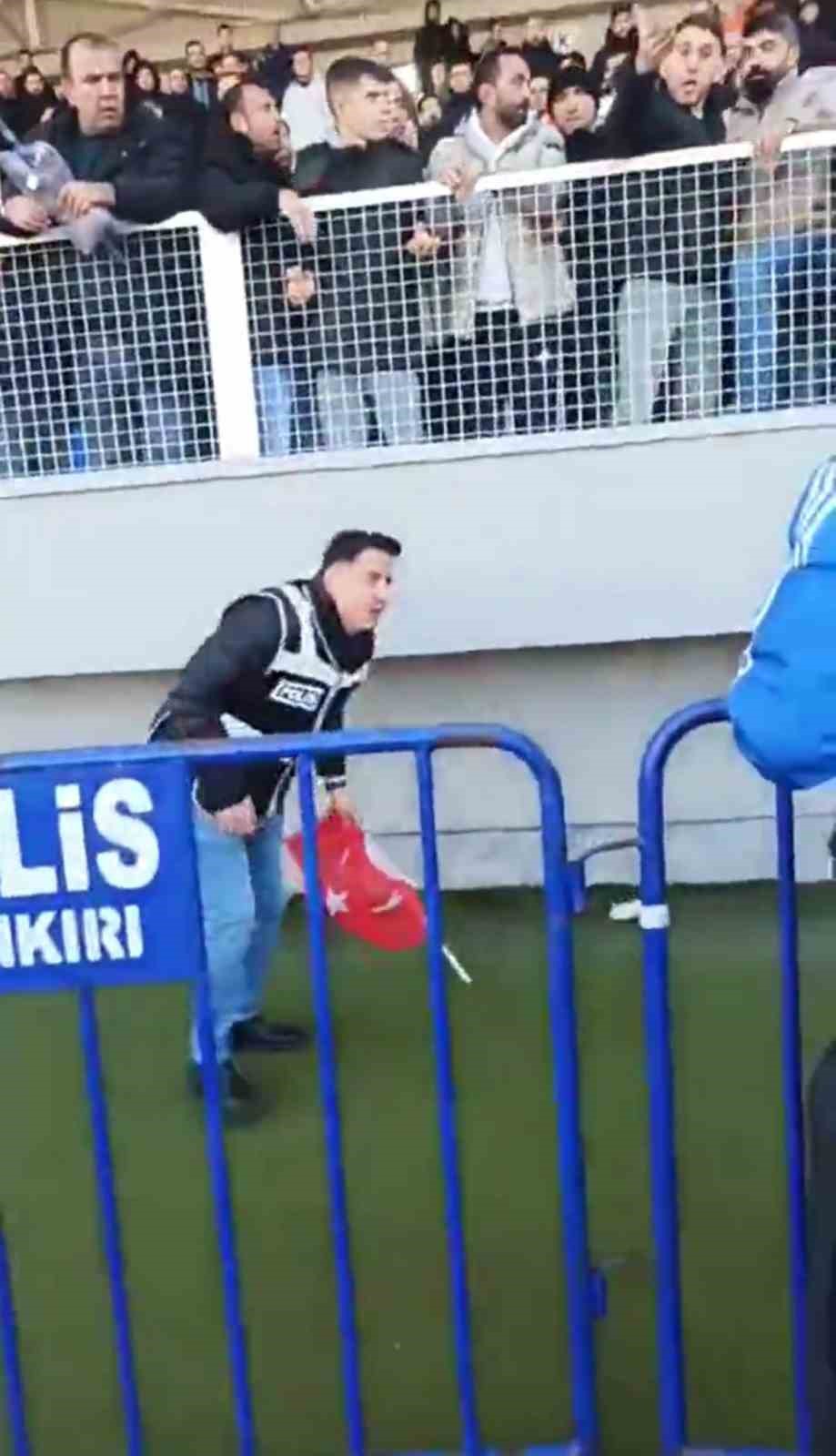 T&uuml;rk polisinin bayrak sevdası: Tartışma sırasında d&uuml;şen bayrağı kaldırdı
