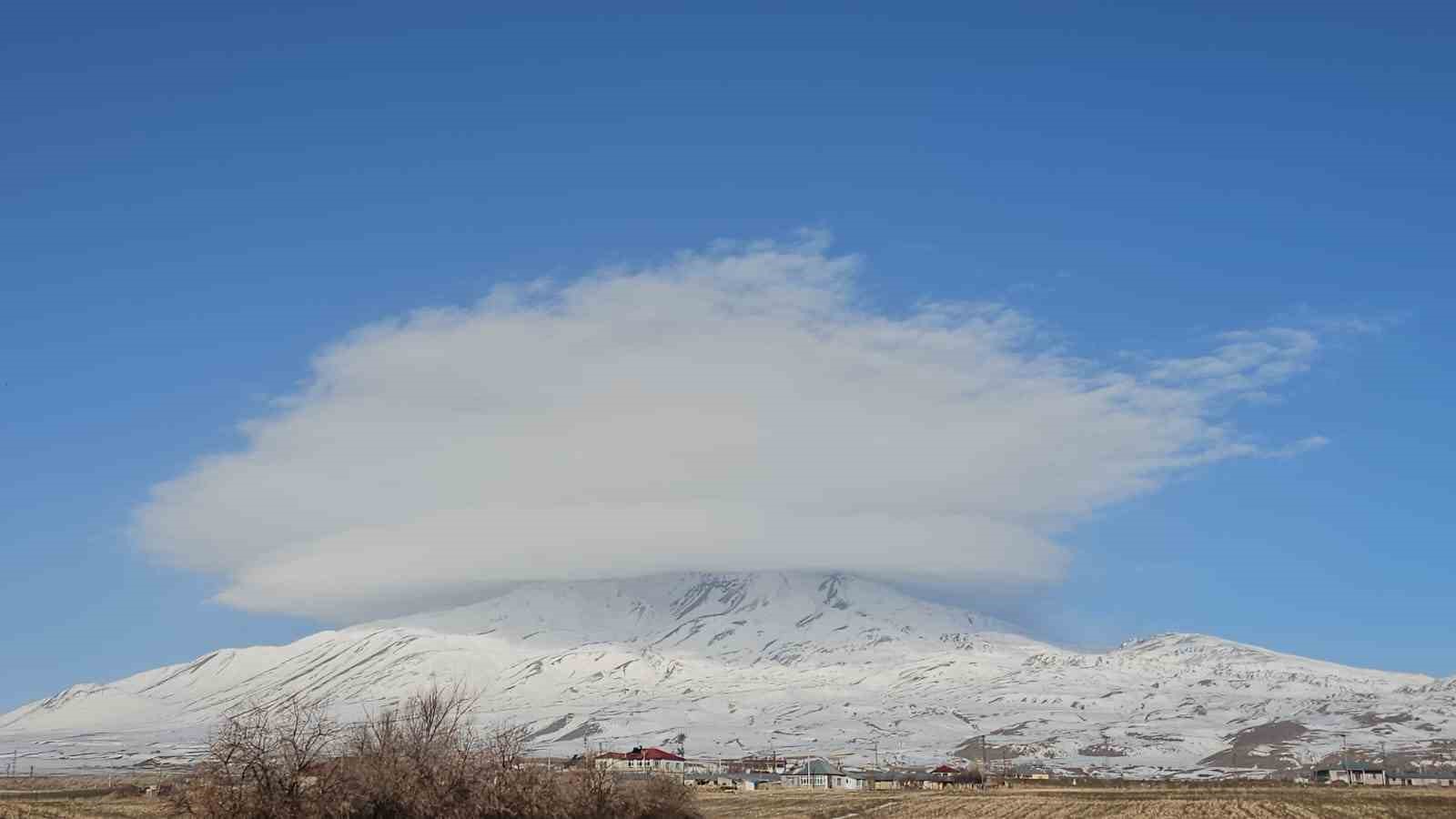 S&uuml;phan Dağı semalarında mercek bulutu oluştu
