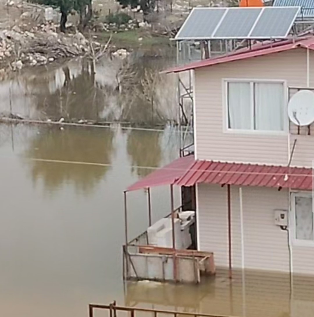 Adana’da köyü su bastı: Yollar kapandı, bir kamyon suya gömüldü