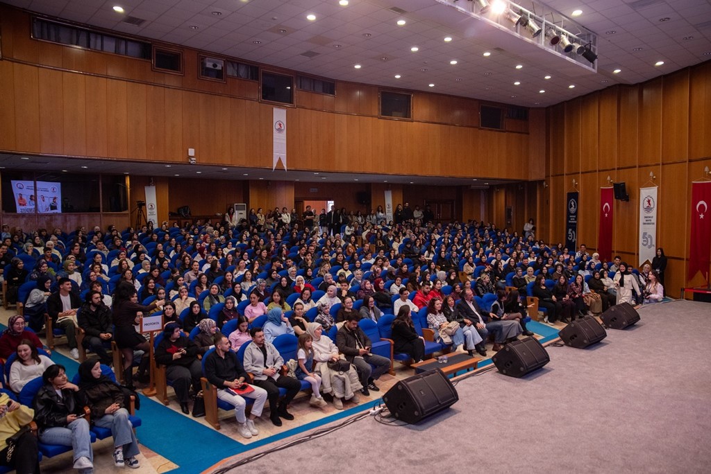 "&Ccedil;ok G&uuml;zel Hareketler Bunlar 2" ekibinden OM&Uuml;&rsquo;de sanat ve kariyer sohbeti
