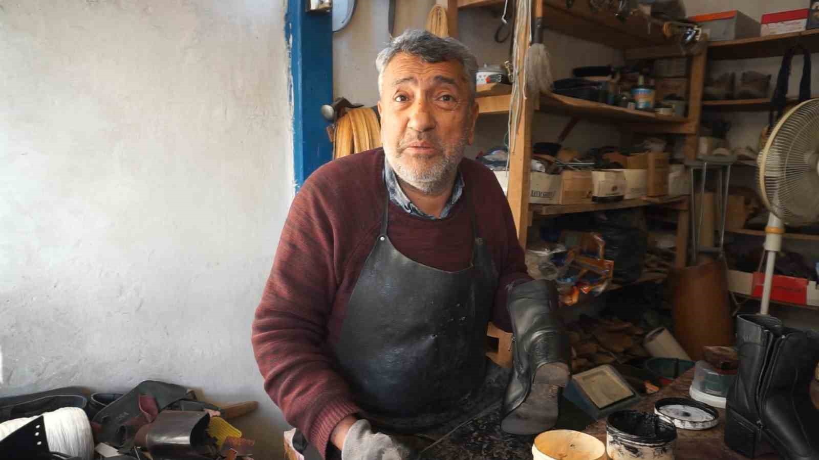 Babasından öğrendiği ayakkabı tamirciliğini 40 yıldır sürdürüyor