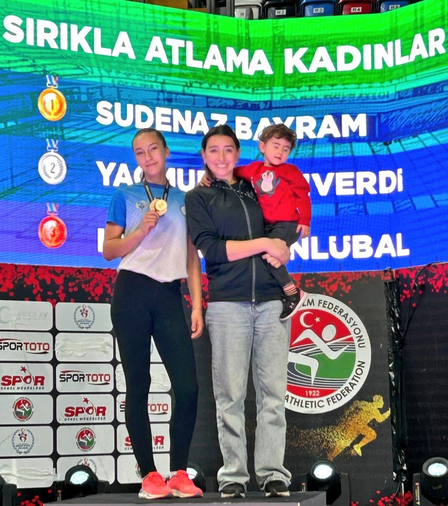 Eskişehirli sporcudan sırık atlama branşında Türkiye şampiyonluğu