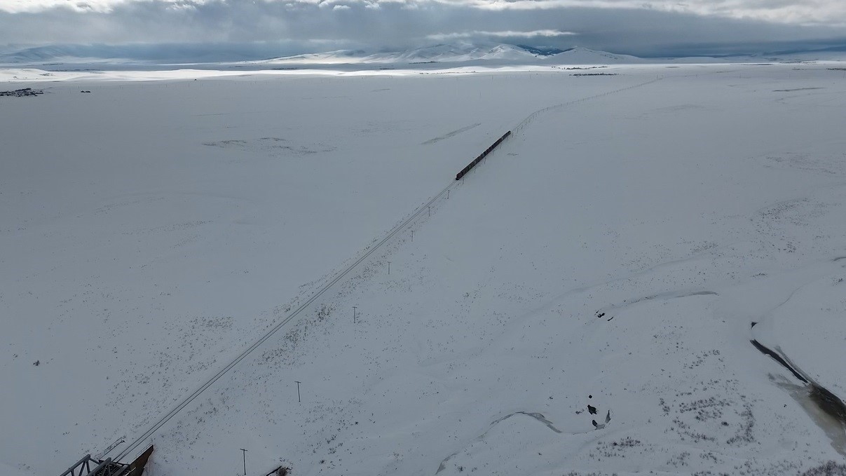 Demir İpek Yolu&rsquo;nda g&ouml;rsel ş&ouml;len: Karlar i&ccedil;inden s&uuml;z&uuml;lerek Kars&rsquo;tan Avrupa&rsquo;ya binlerce kilometrelik yolculuk
