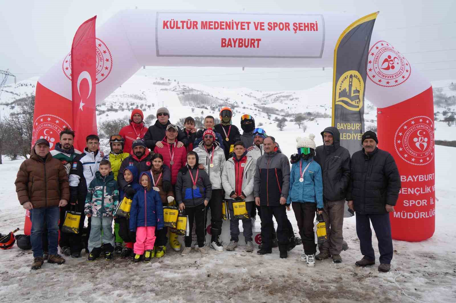 Bayburt&rsquo;ta kurtuluş kutlamaları kayak kupası ile ta&ccedil;landı
