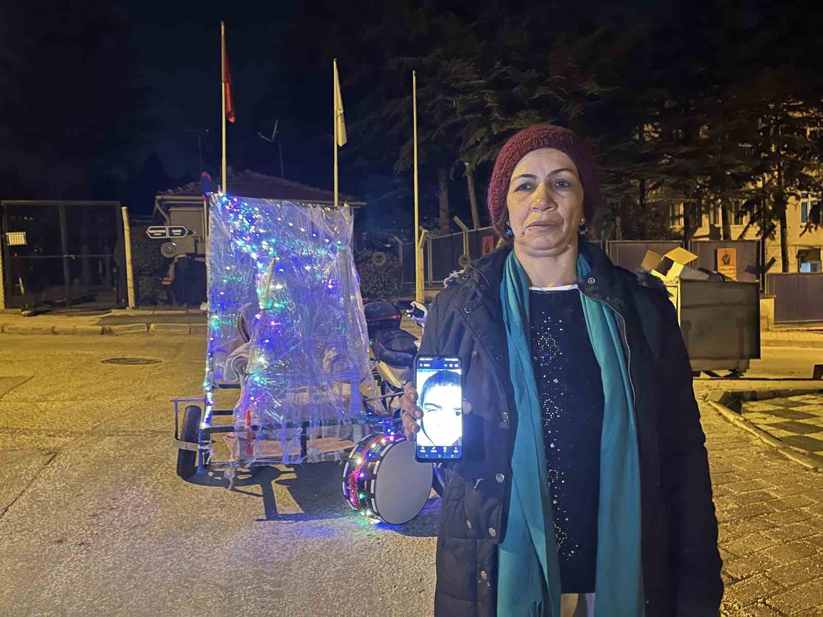 Rengarenk davulunu &ccedil;alarak torununa &lsquo;ışık&rsquo; olmak istiyor
