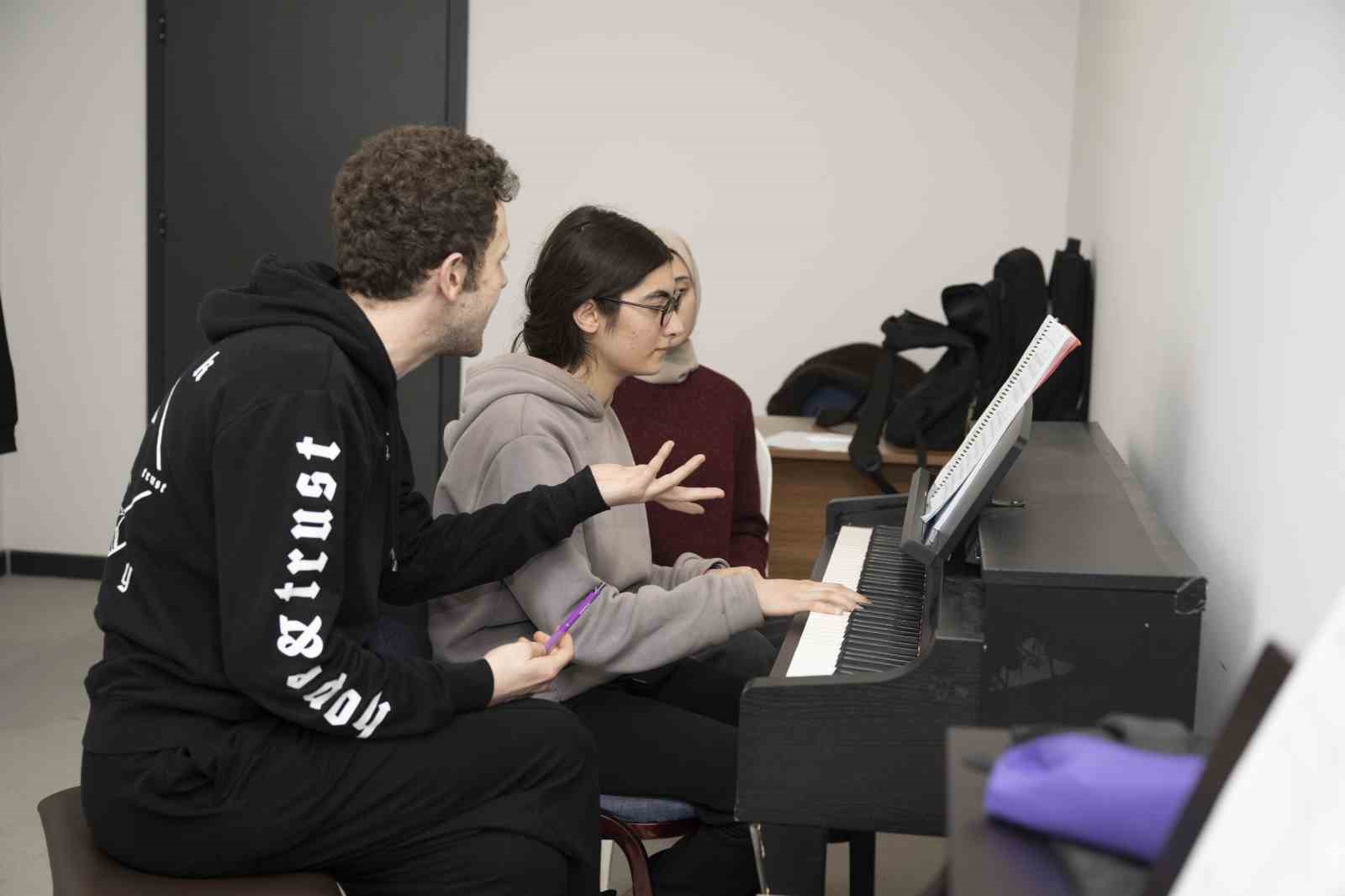 Mersin B&uuml;y&uuml;kşehir Belediyesinin &uuml;cretsiz enstr&uuml;man kurslarına yoğun ilgi
