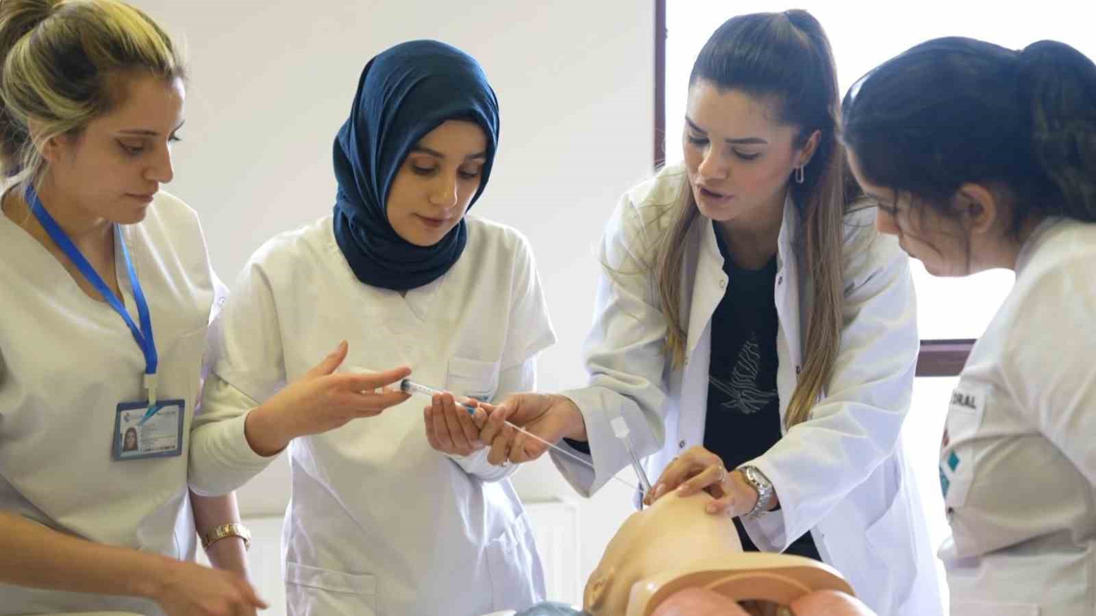 Hemşire adayları, hastaya m&uuml;dahaleyi bilgisayarlı makette &ouml;ğreniyor
