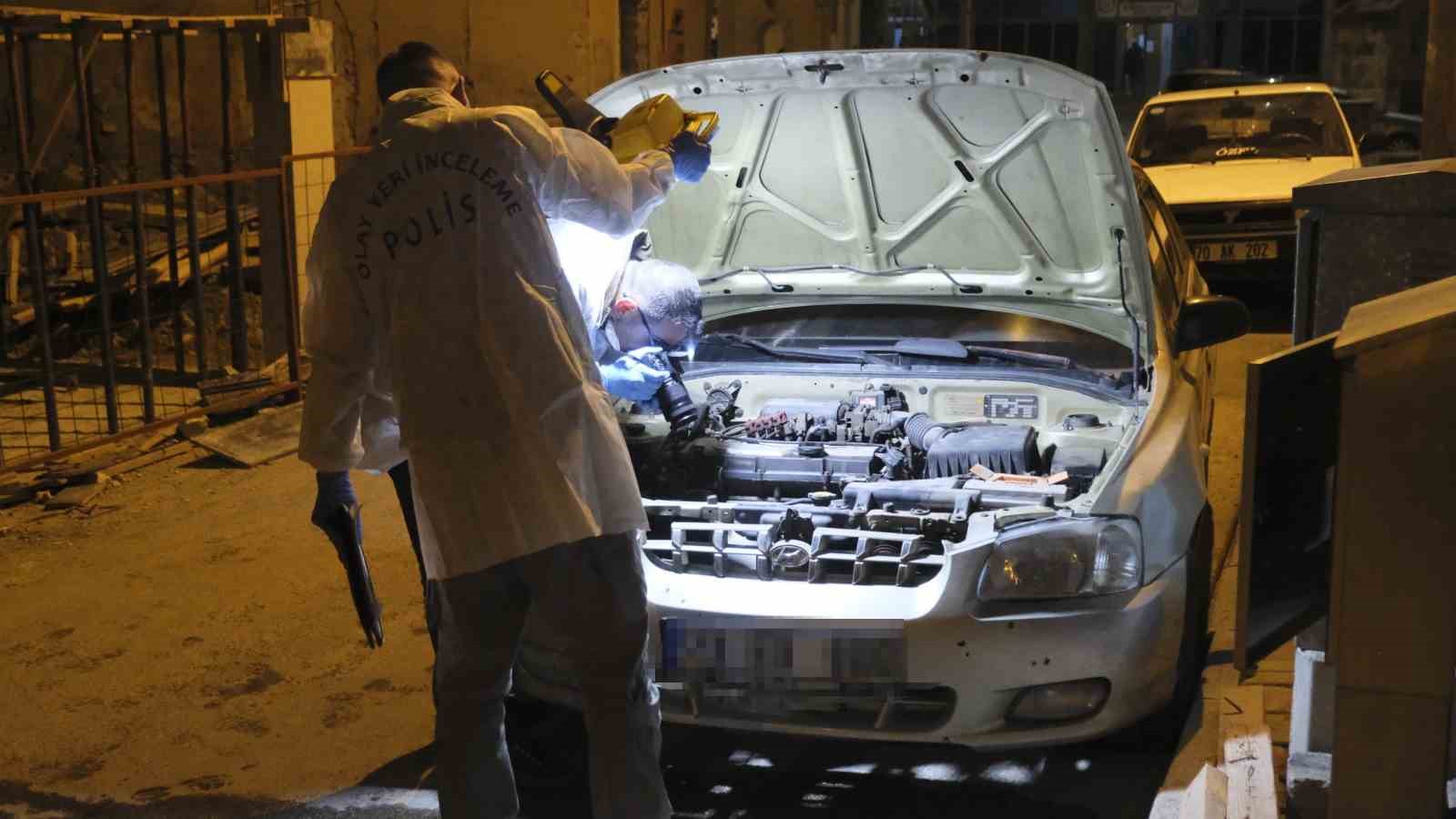 Sokak ortasında t&uuml;fekle rastgele ateş a&ccedil;ıldı: Sa&ccedil;malar bir ara&ccedil;la apartmanın kapısına isabet etti
