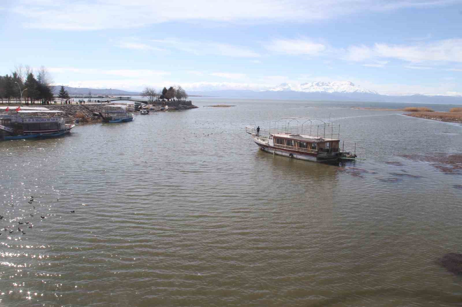Beyşehir G&ouml;l&uuml; hafif canlandı, oltalar yeniden tatlı sulara bırakıldı
