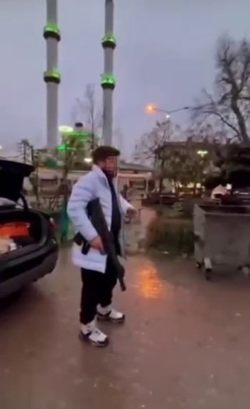 Magandalıkta sınır tanımadı, pompalıyla ateş a&ccedil;ıp sosyal medyada yayınladı
