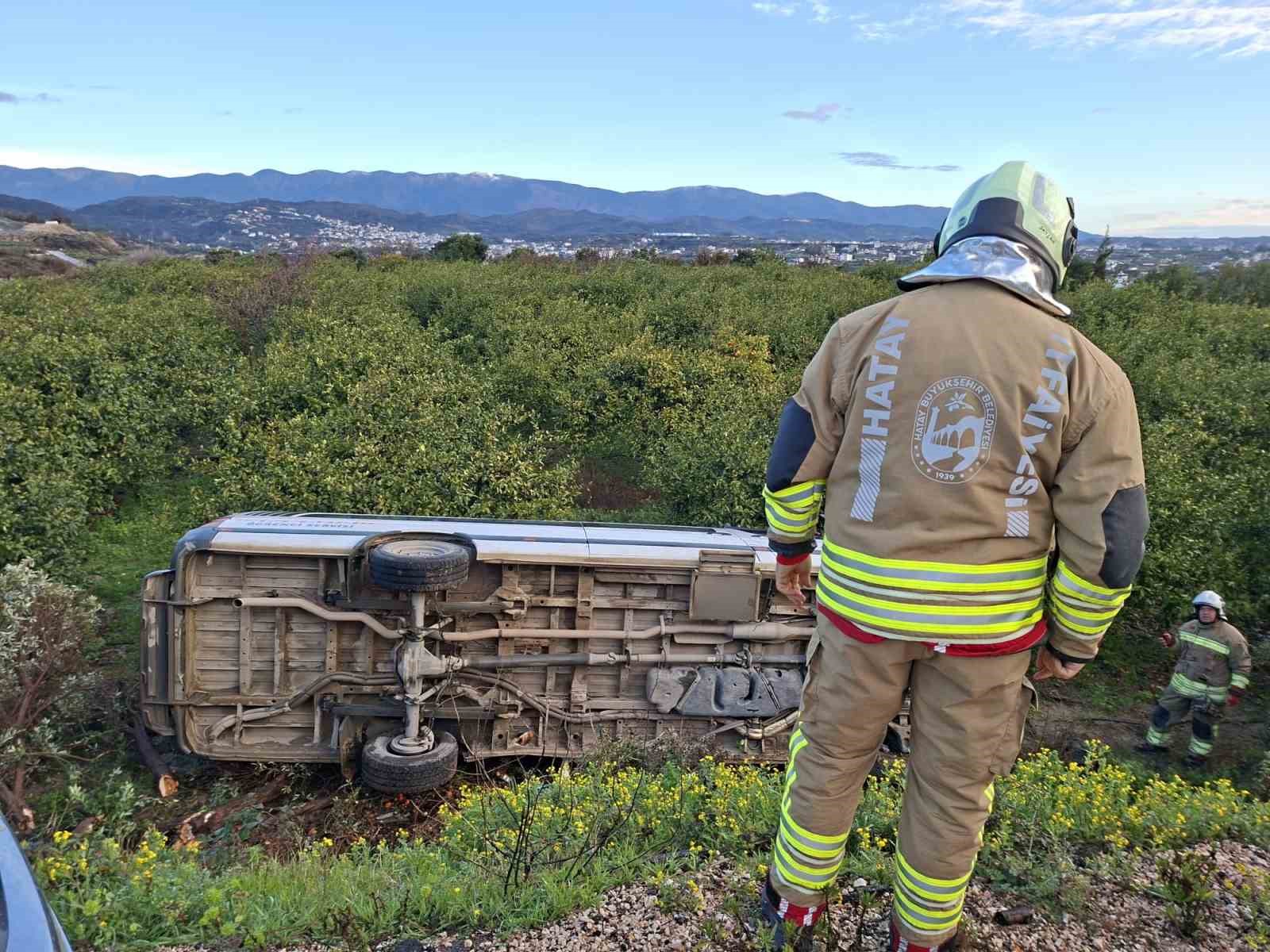 &Ouml;ğrenci servisi narenciye bah&ccedil;esine u&ccedil;tu: 9 yaralı
