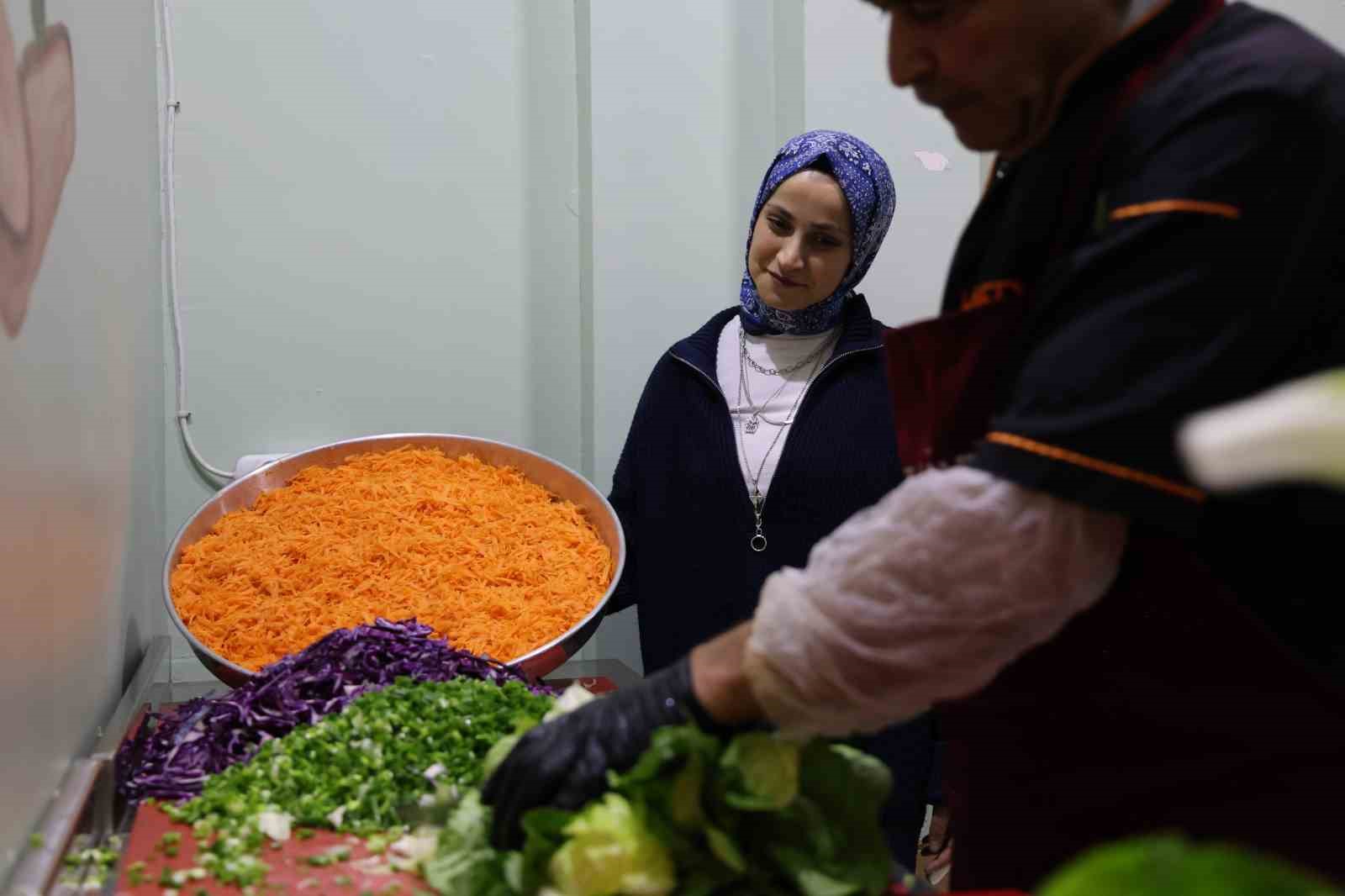 G&ouml;n&uuml;ll&uuml;ler el ele verdi her g&uuml;n 250 ihtiya&ccedil; sahibine iftar hazırlıyor
