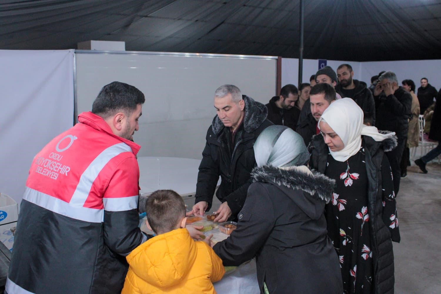 Ordu&rsquo;da her g&uuml;n y&uuml;zlerce kişi iftar &ccedil;adırında buluşuyor
