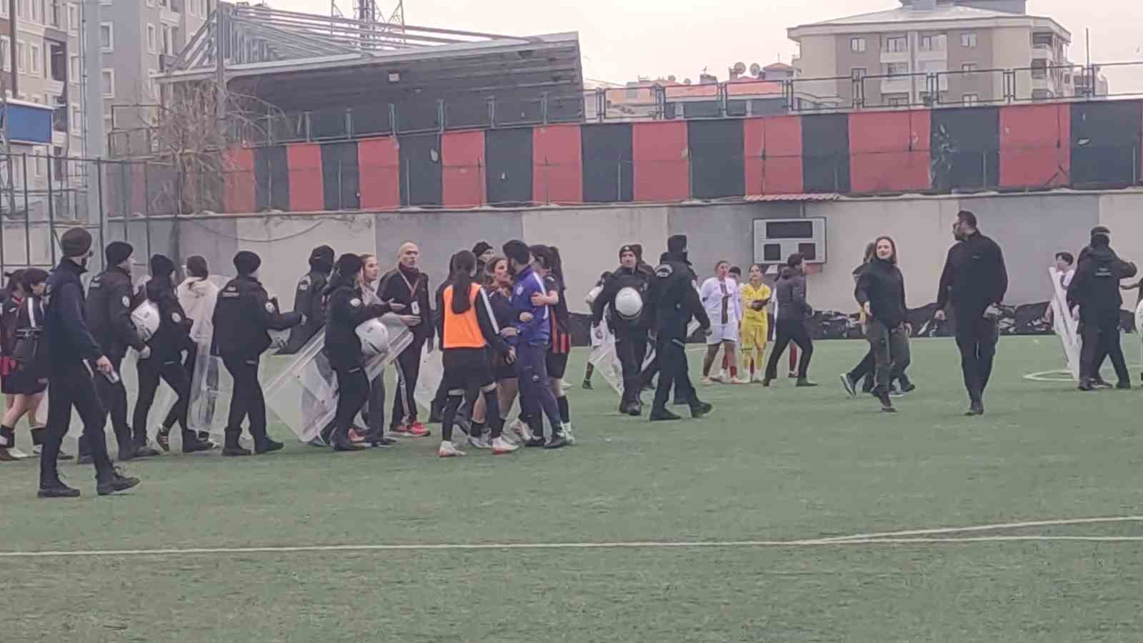 Van&rsquo;da ma&ccedil; bitti yumruklar konuştu
