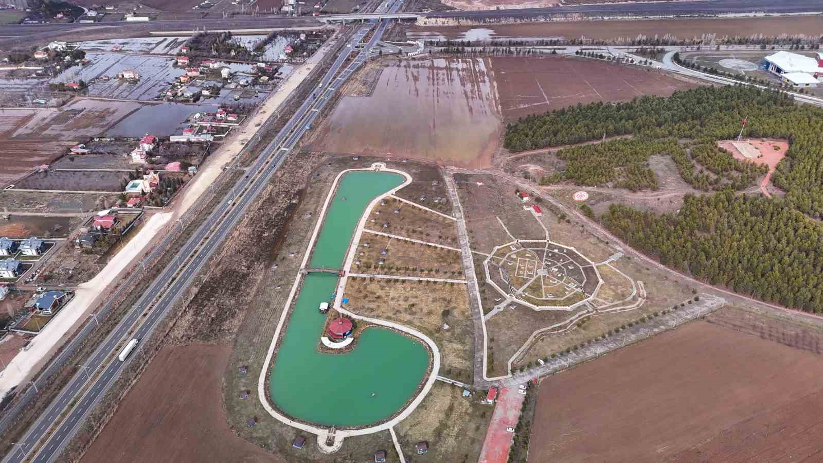 Sivas&rsquo;ta yağmur suları ikiz g&ouml;let oluşturdu
