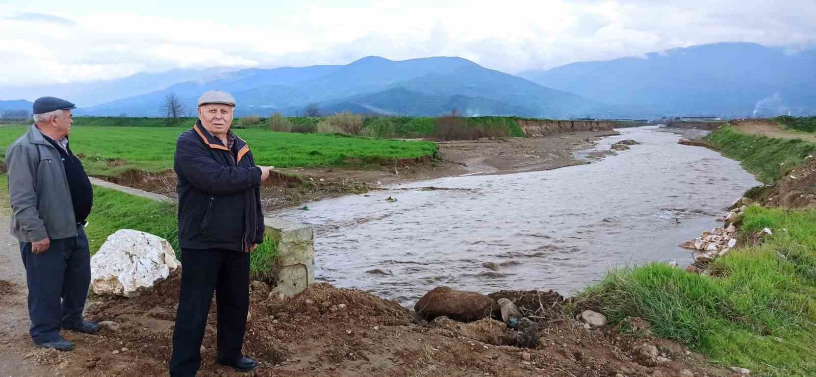 Ödemiş’te baraj tahliye suyu sel oldu, geçtiği tarlaları küçülttü